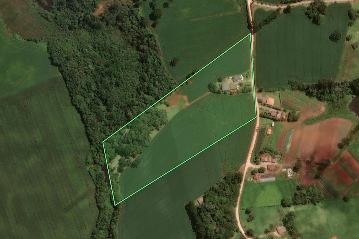 Imagem de satélite do imóvel rural em São José dos Pinhais (PR), com o contorno declarado no CAR desenhado por cima.