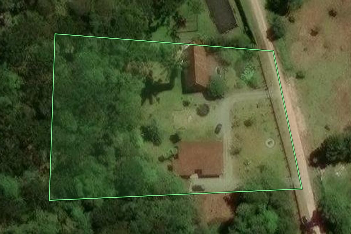 Imagem de satélite do imóvel rural em São José dos Pinhais (PR), com o contorno declarado no CAR desenhado por cima.