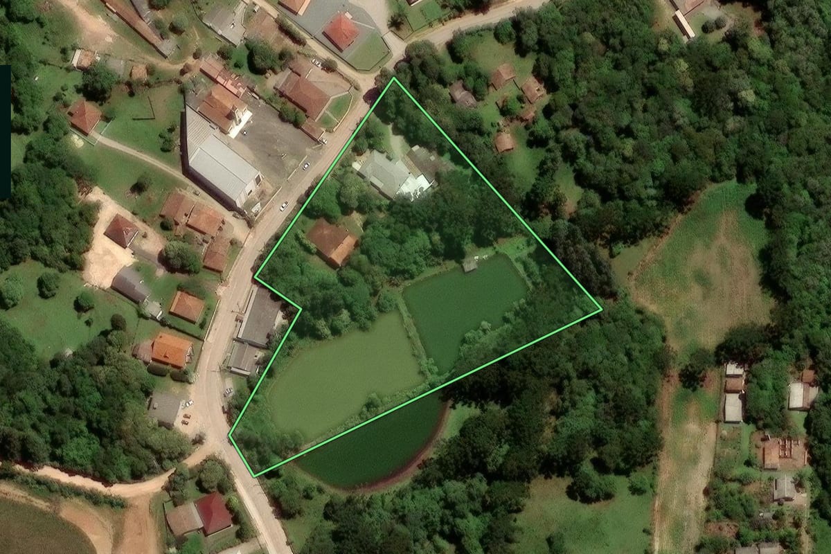 Imagem de satélite do imóvel rural em São José dos Pinhais (PR), com o contorno declarado no CAR desenhado por cima.