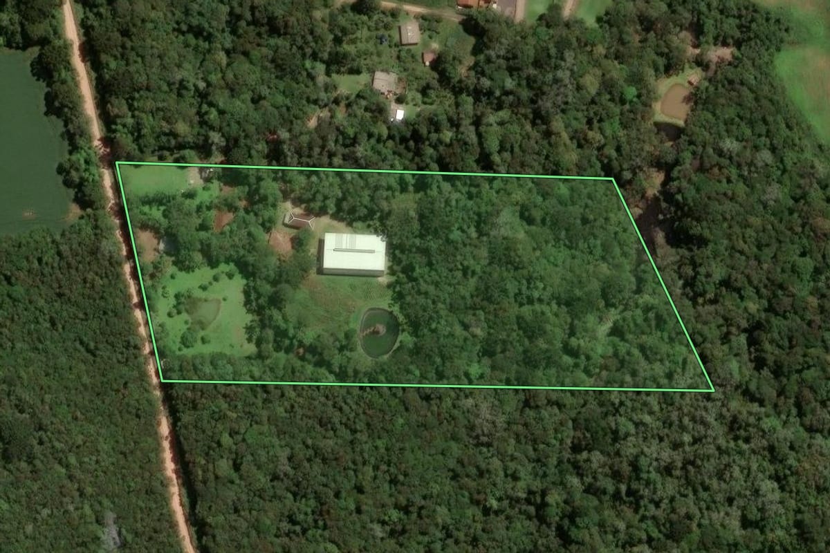 Imagem de satélite do imóvel rural em São José dos Pinhais (PR), com o contorno declarado no CAR desenhado por cima.