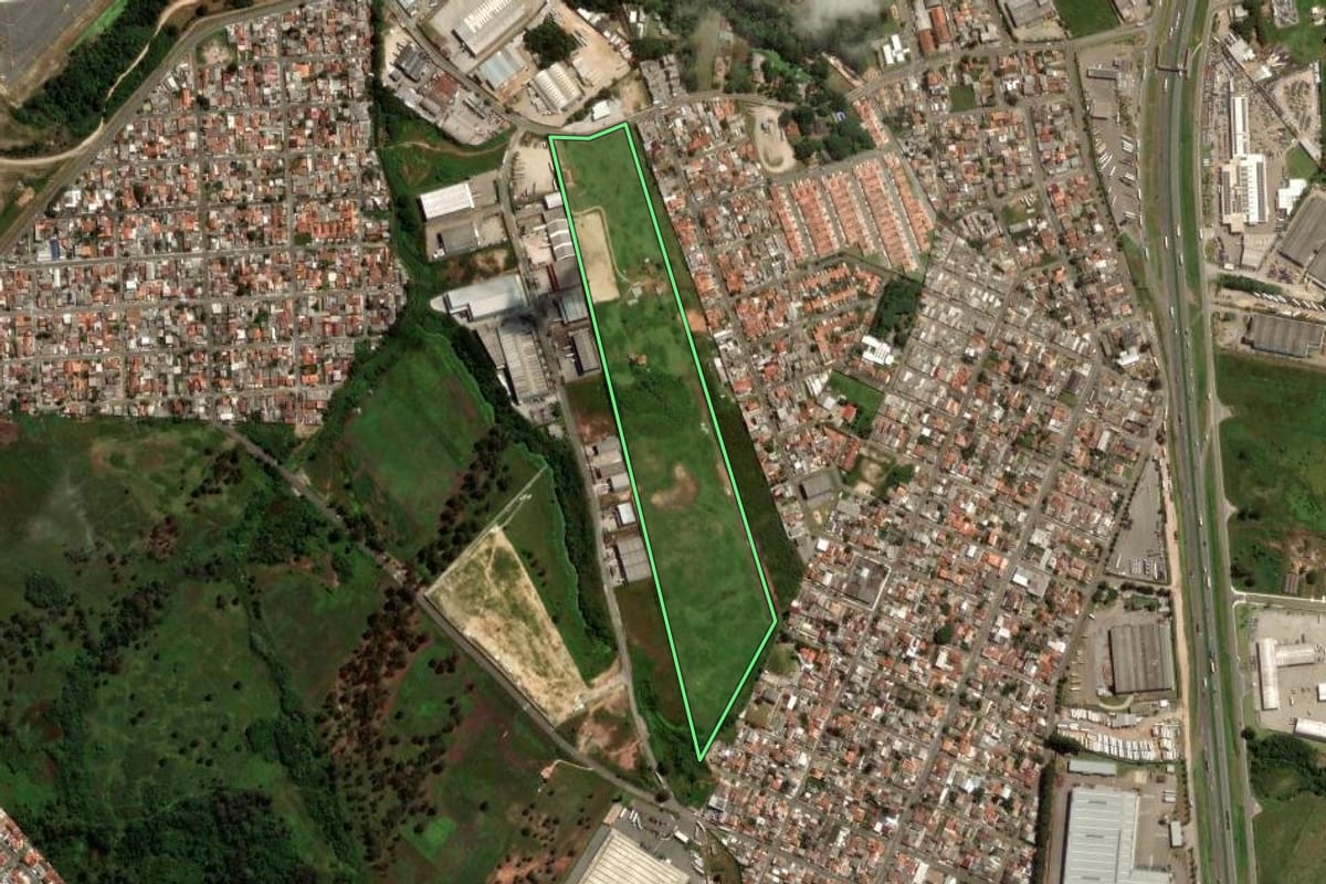 Imagem de satélite do imóvel rural em São José dos Pinhais (PR), com o contorno declarado no CAR desenhado por cima.