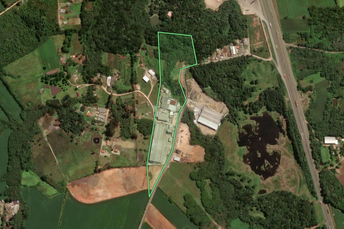 Imagem de satélite do imóvel rural em São José dos Pinhais (PR), com o contorno declarado no CAR desenhado por cima.