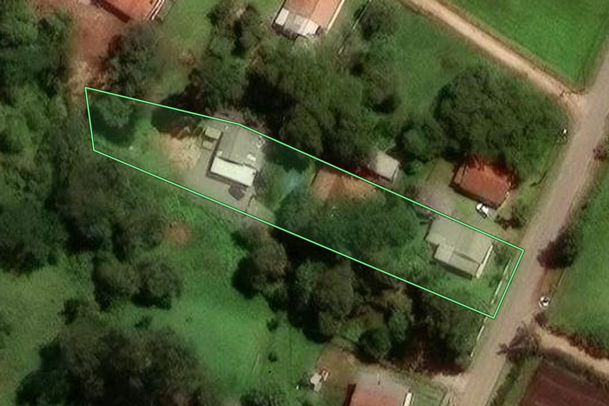 Imagem de satélite do imóvel rural em São José dos Pinhais (PR), com o contorno declarado no CAR desenhado por cima.