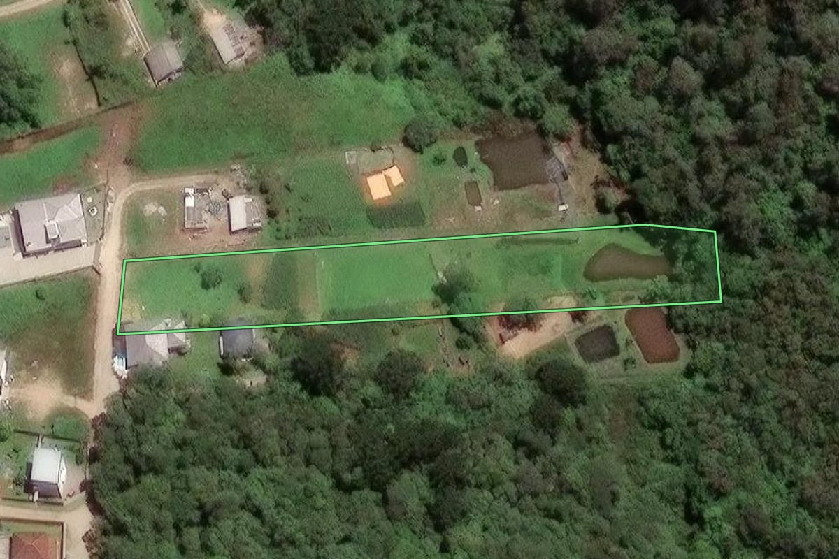 Imagem de satélite do imóvel rural em São José dos Pinhais (PR), com o contorno declarado no CAR desenhado por cima.