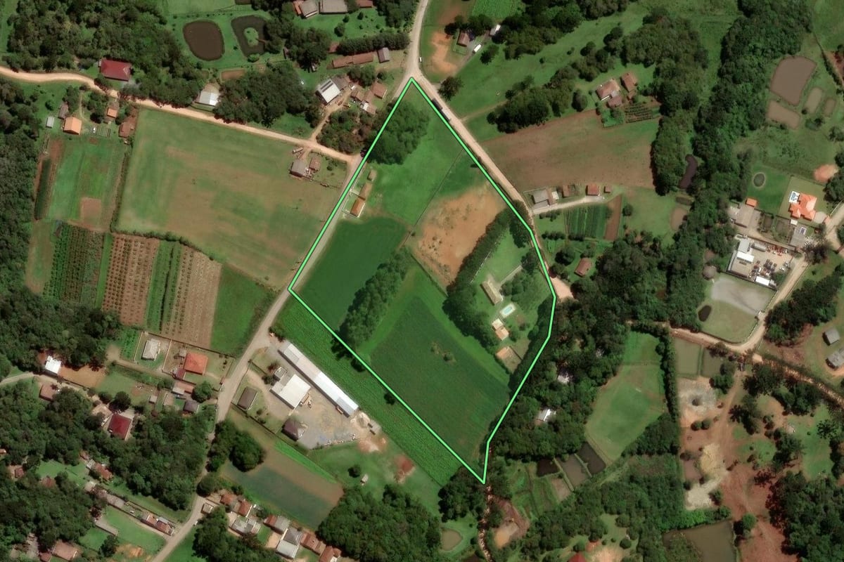 Imagem de satélite do imóvel rural em São José dos Pinhais (PR), com o contorno declarado no CAR desenhado por cima.