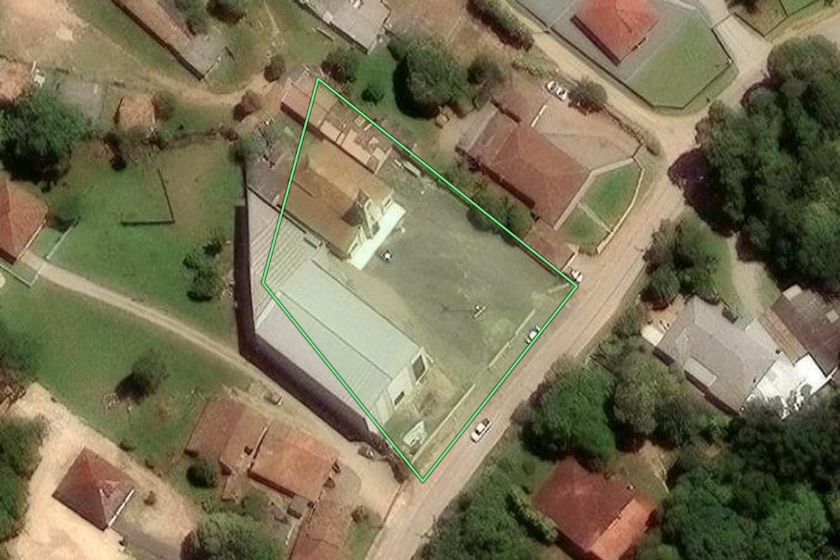 Imagem de satélite do imóvel rural em São José dos Pinhais (PR), com o contorno declarado no CAR desenhado por cima.