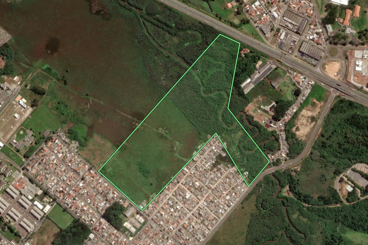 Imagem de satélite do imóvel rural em São José dos Pinhais (PR), com o contorno declarado no CAR desenhado por cima.