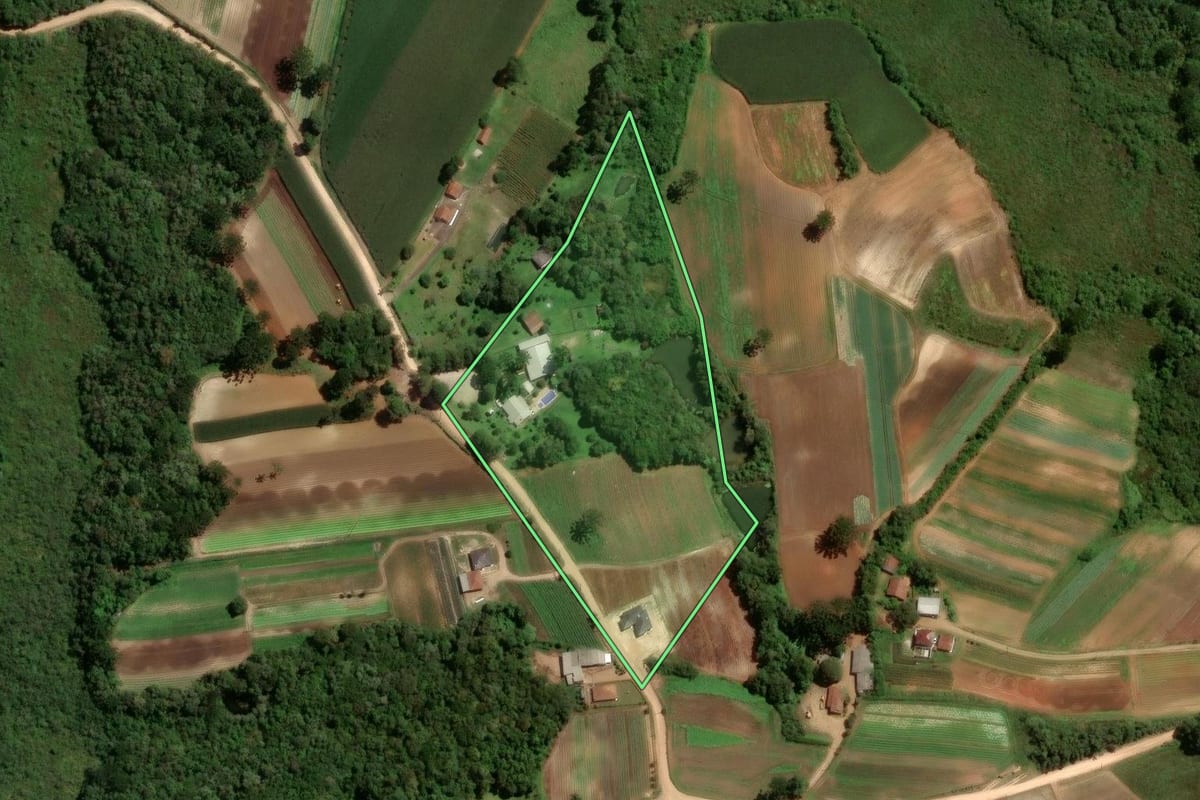 Imagem de satélite do imóvel rural em São José dos Pinhais (PR), com o contorno declarado no CAR desenhado por cima.
