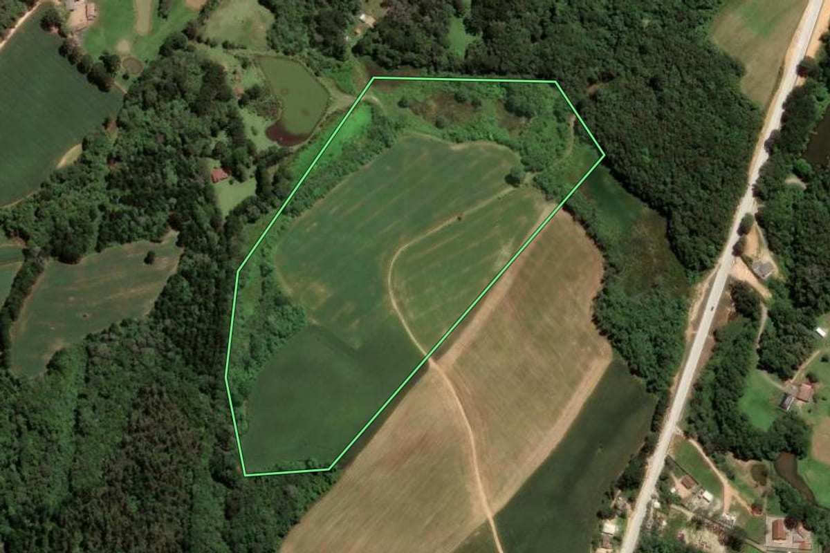 Imagem de satélite do imóvel rural em São José dos Pinhais (PR), com o contorno declarado no CAR desenhado por cima.