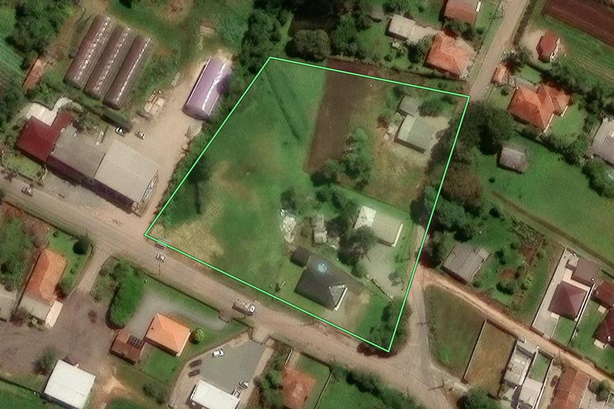 Imagem de satélite do imóvel rural em São José dos Pinhais (PR), com o contorno declarado no CAR desenhado por cima.