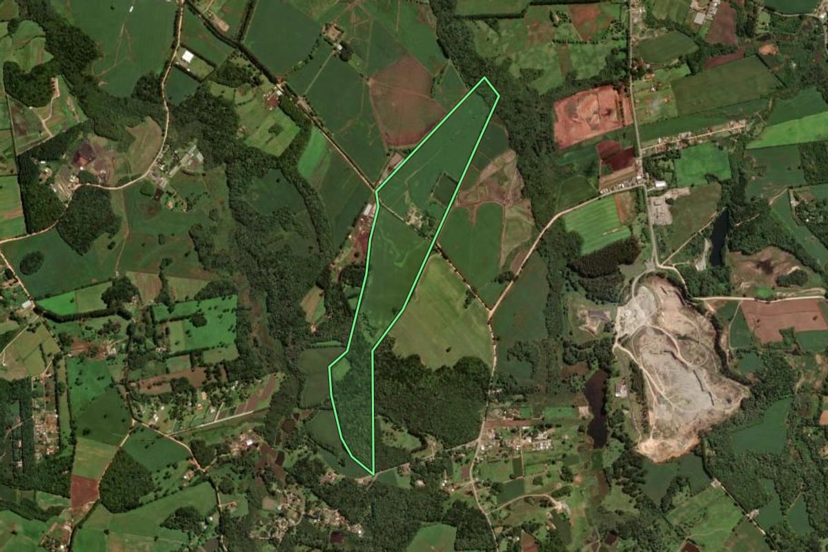 Imagem de satélite do imóvel rural em São José dos Pinhais (PR), com o contorno declarado no CAR desenhado por cima.