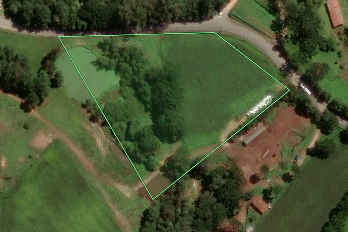 Imagem de satélite do imóvel rural em São José dos Pinhais (PR), com o contorno declarado no CAR desenhado por cima.