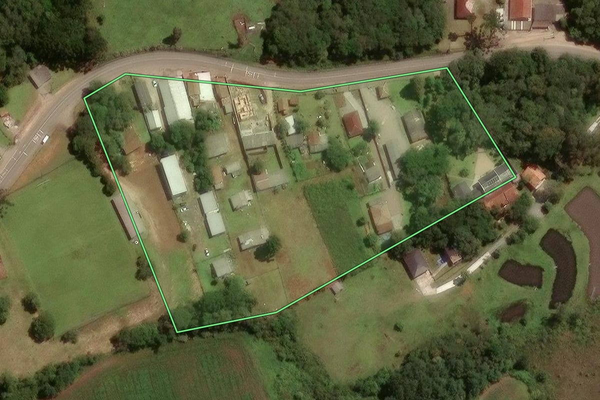 Imagem de satélite do imóvel rural em São José dos Pinhais (PR), com o contorno declarado no CAR desenhado por cima.