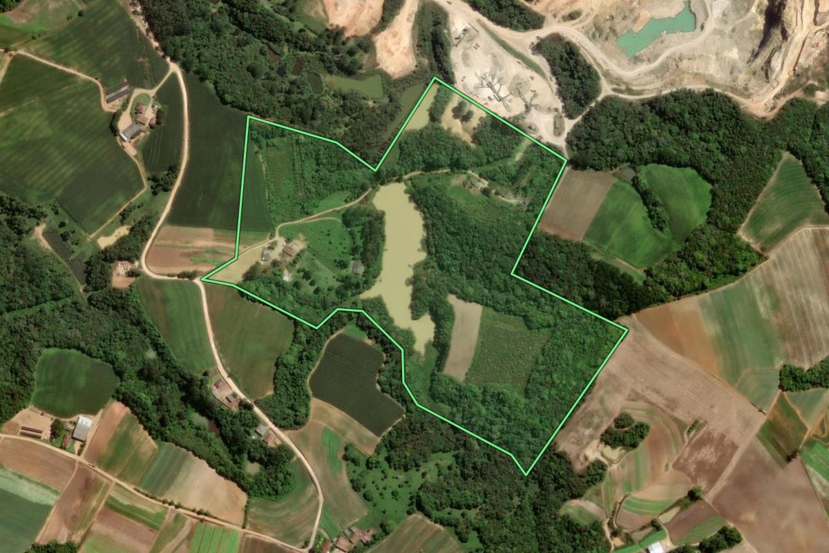 Imagem de satélite do imóvel rural em São José dos Pinhais (PR), com o contorno declarado no CAR desenhado por cima.