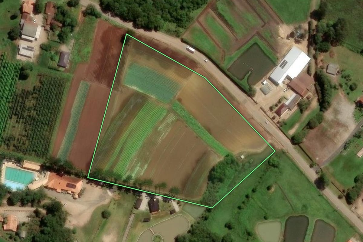Imagem de satélite do imóvel rural em São José dos Pinhais (PR), com o contorno declarado no CAR desenhado por cima.