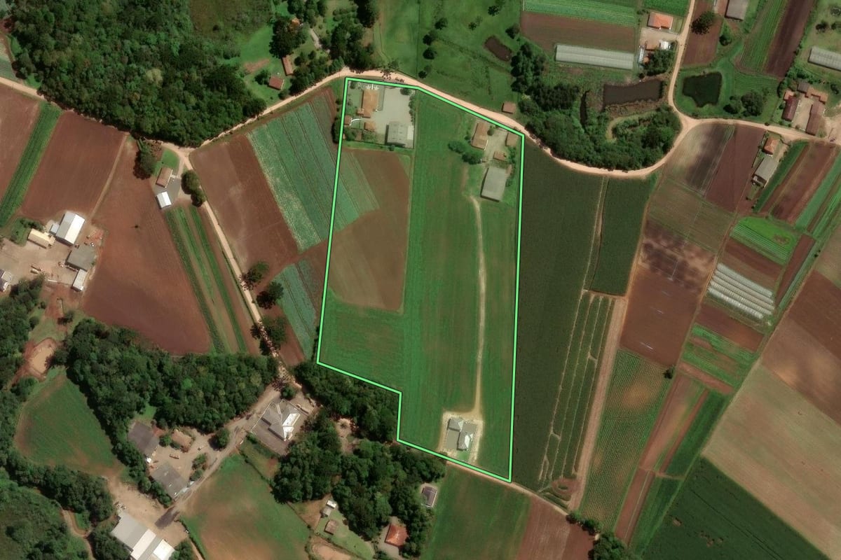 Imagem de satélite do imóvel rural em São José dos Pinhais (PR), com o contorno declarado no CAR desenhado por cima.