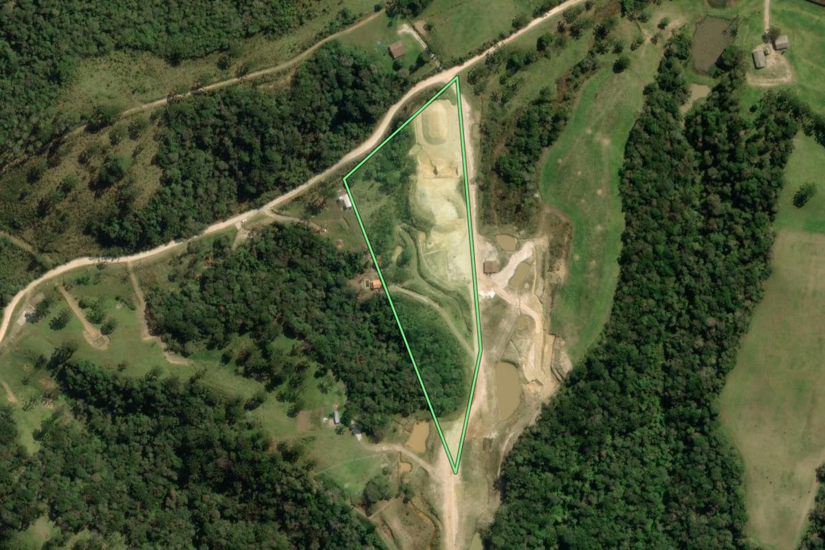 Imagem de satélite do imóvel rural em São José dos Pinhais (PR), com o contorno declarado no CAR desenhado por cima.