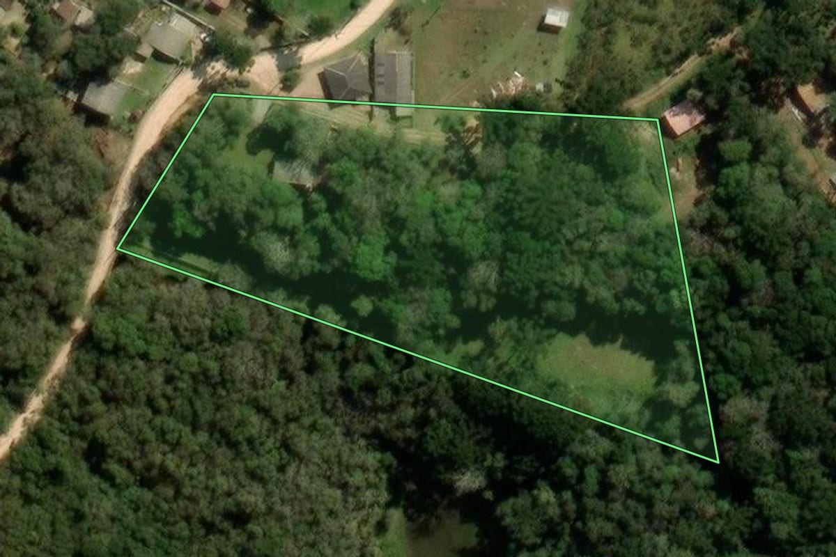 Imagem de satélite do imóvel rural em São José dos Pinhais (PR), com o contorno declarado no CAR desenhado por cima.