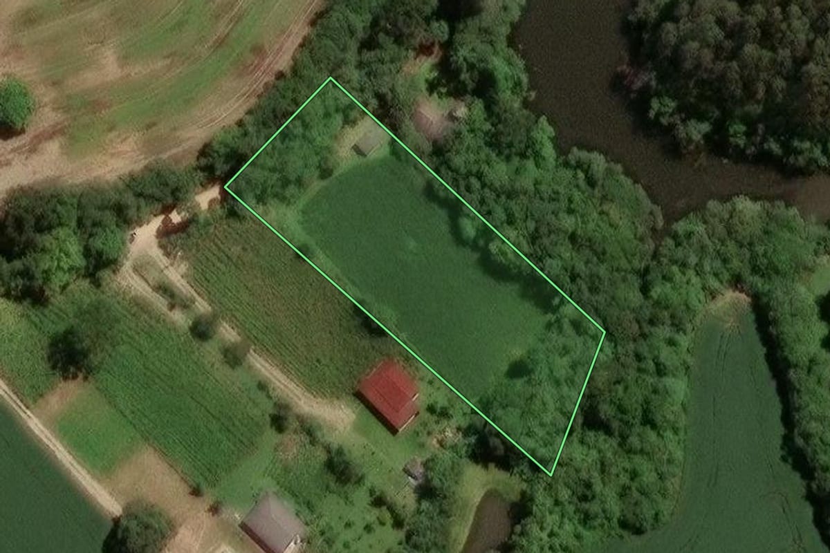 Imagem de satélite do imóvel rural em São José dos Pinhais (PR), com o contorno declarado no CAR desenhado por cima.