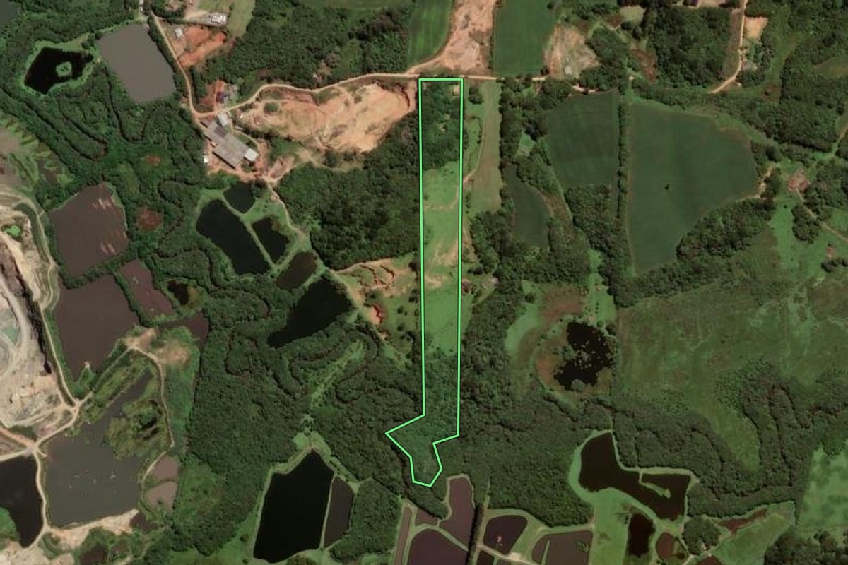 Imagem de satélite do imóvel rural em São José dos Pinhais (PR), com o contorno declarado no CAR desenhado por cima.