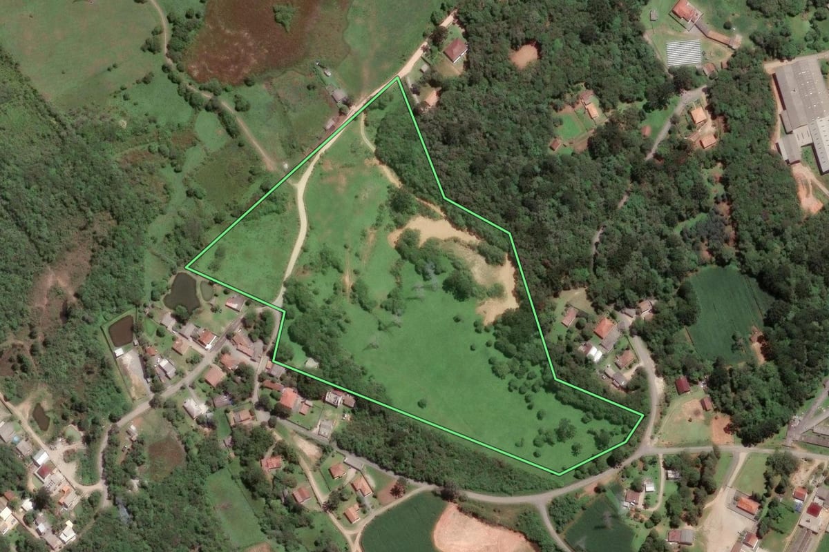 Imagem de satélite do imóvel rural em São José dos Pinhais (PR), com o contorno declarado no CAR desenhado por cima.