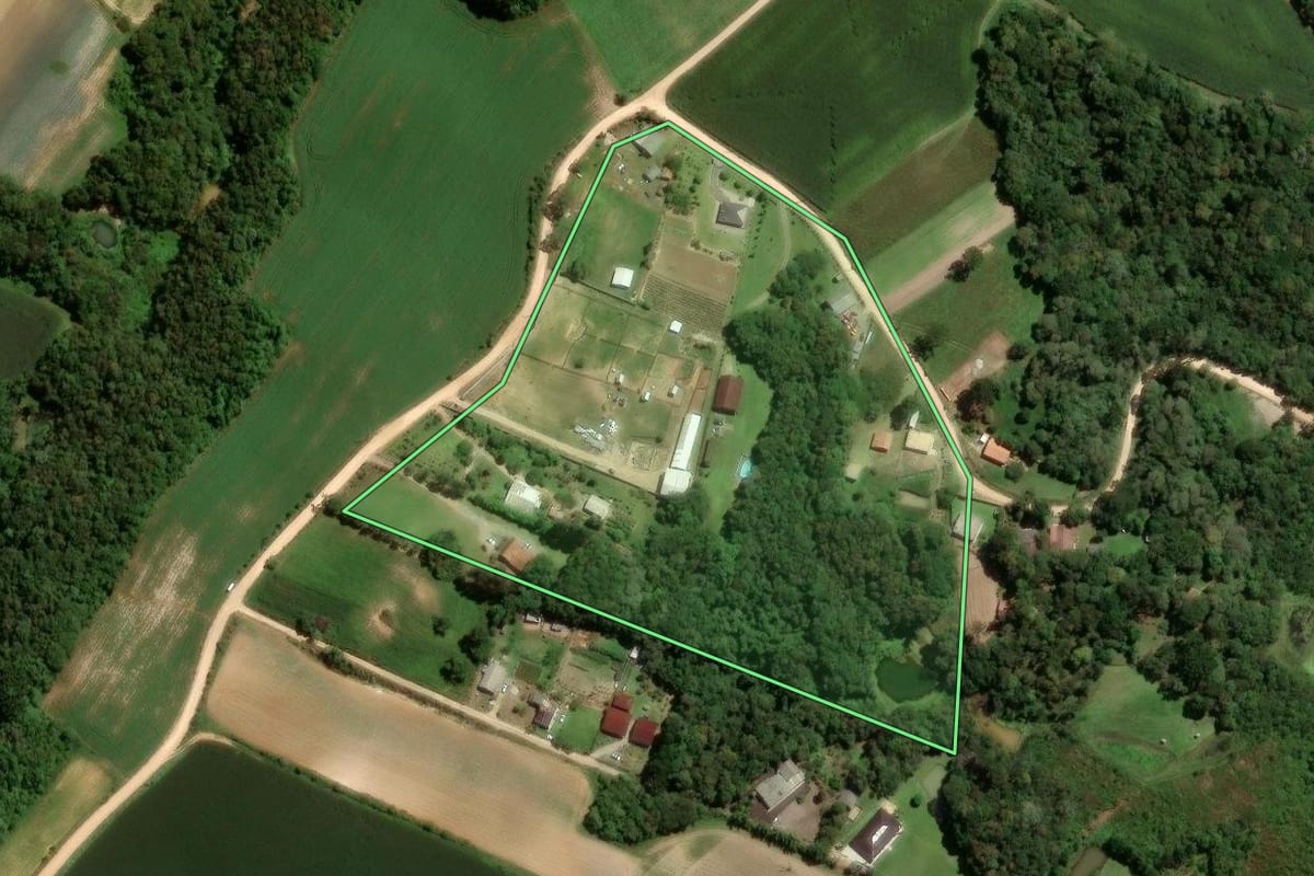 Imagem de satélite do imóvel rural em São José dos Pinhais (PR), com o contorno declarado no CAR desenhado por cima.