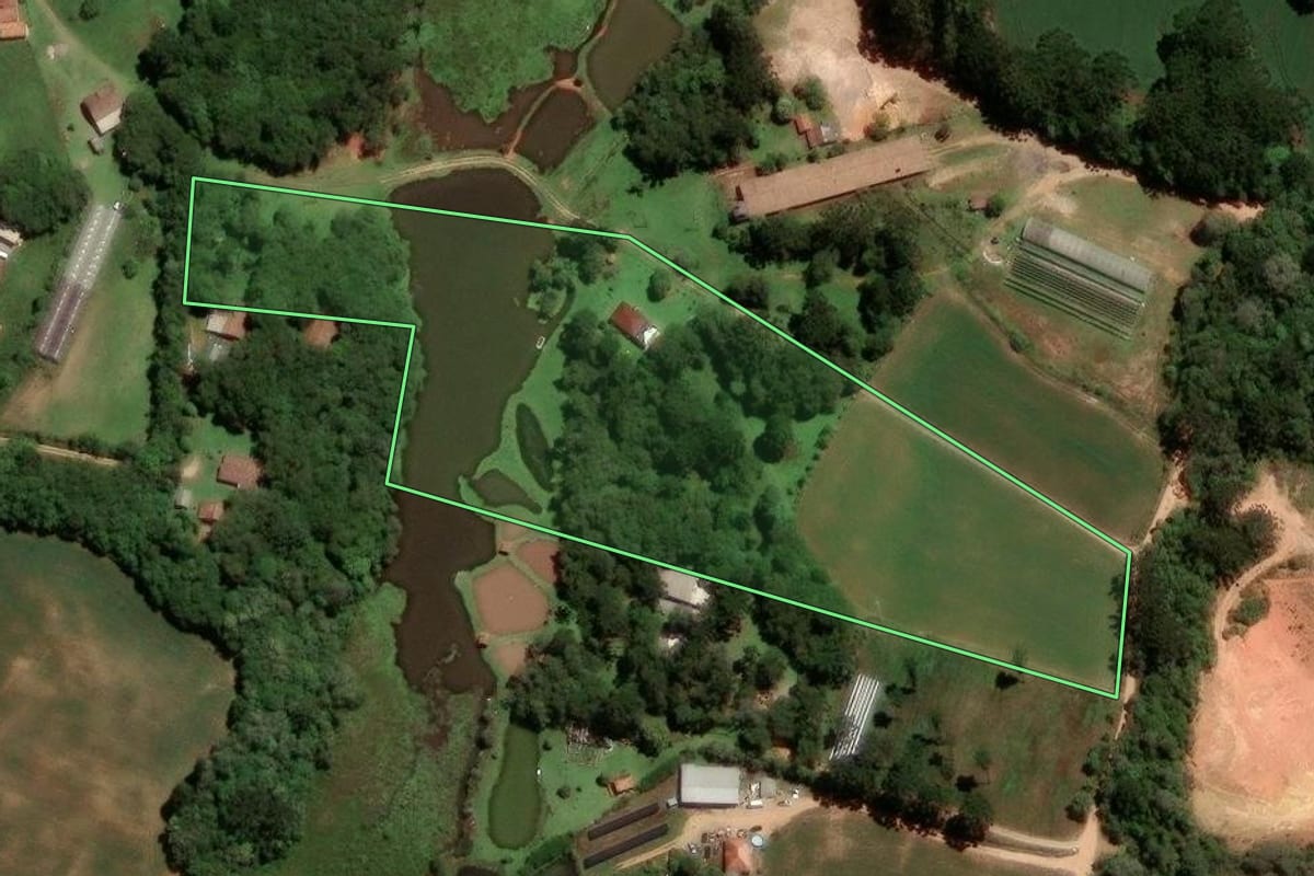 Imagem de satélite do imóvel rural em São José dos Pinhais (PR), com o contorno declarado no CAR desenhado por cima.