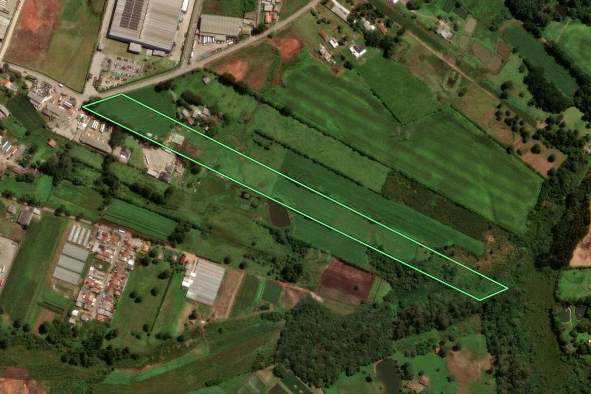 Imagem de satélite do imóvel rural em São José dos Pinhais (PR), com o contorno declarado no CAR desenhado por cima.