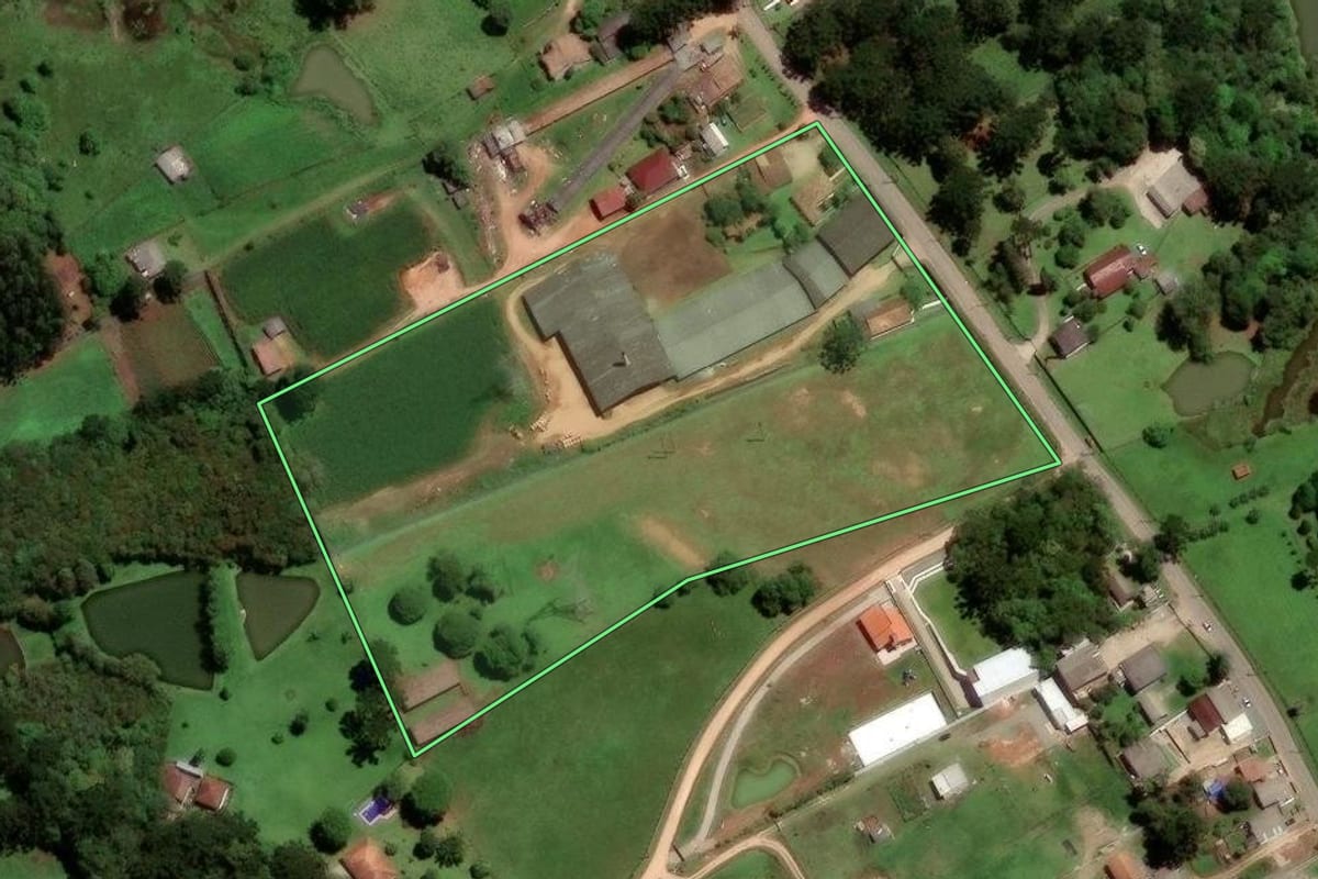 Imagem de satélite do imóvel rural em São José dos Pinhais (PR), com o contorno declarado no CAR desenhado por cima.
