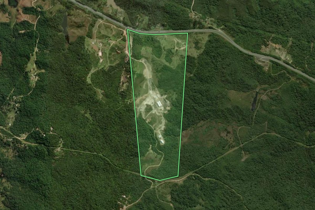 Imagem de satélite do imóvel rural em São José dos Pinhais (PR), com o contorno declarado no CAR desenhado por cima.
