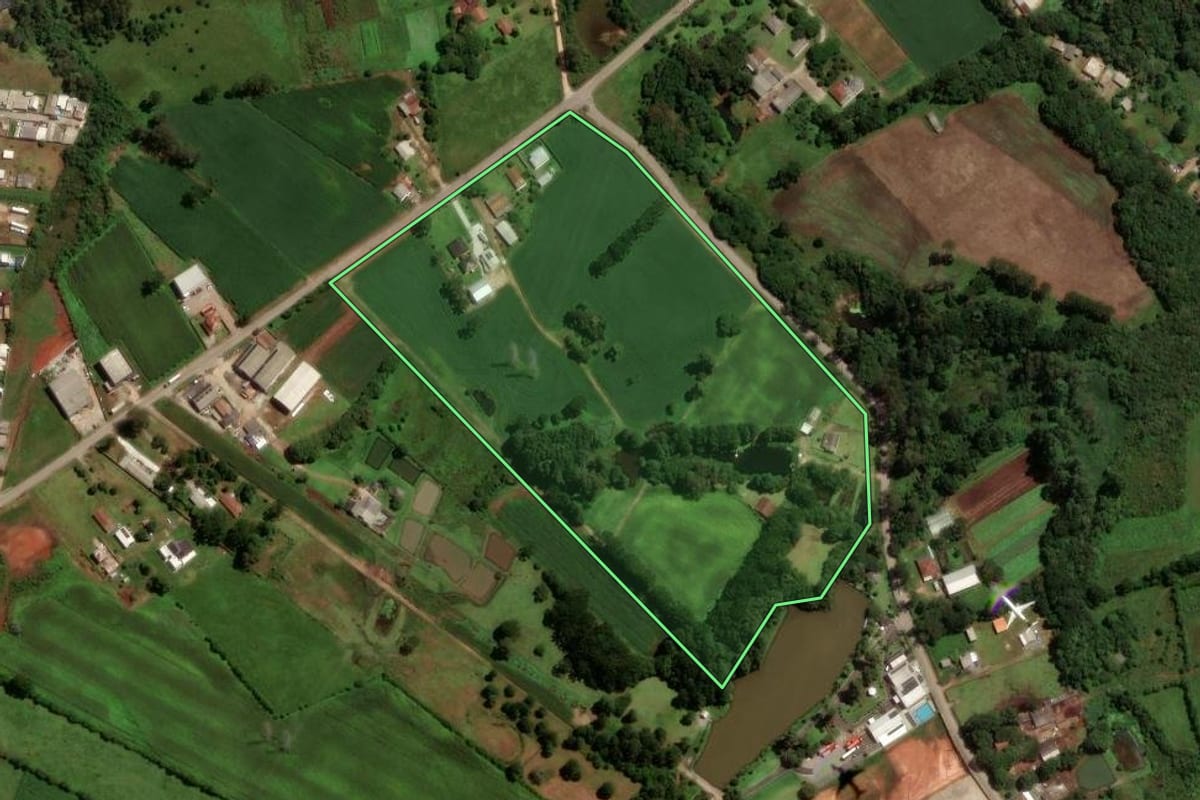 Imagem de satélite do imóvel rural em São José dos Pinhais (PR), com o contorno declarado no CAR desenhado por cima.
