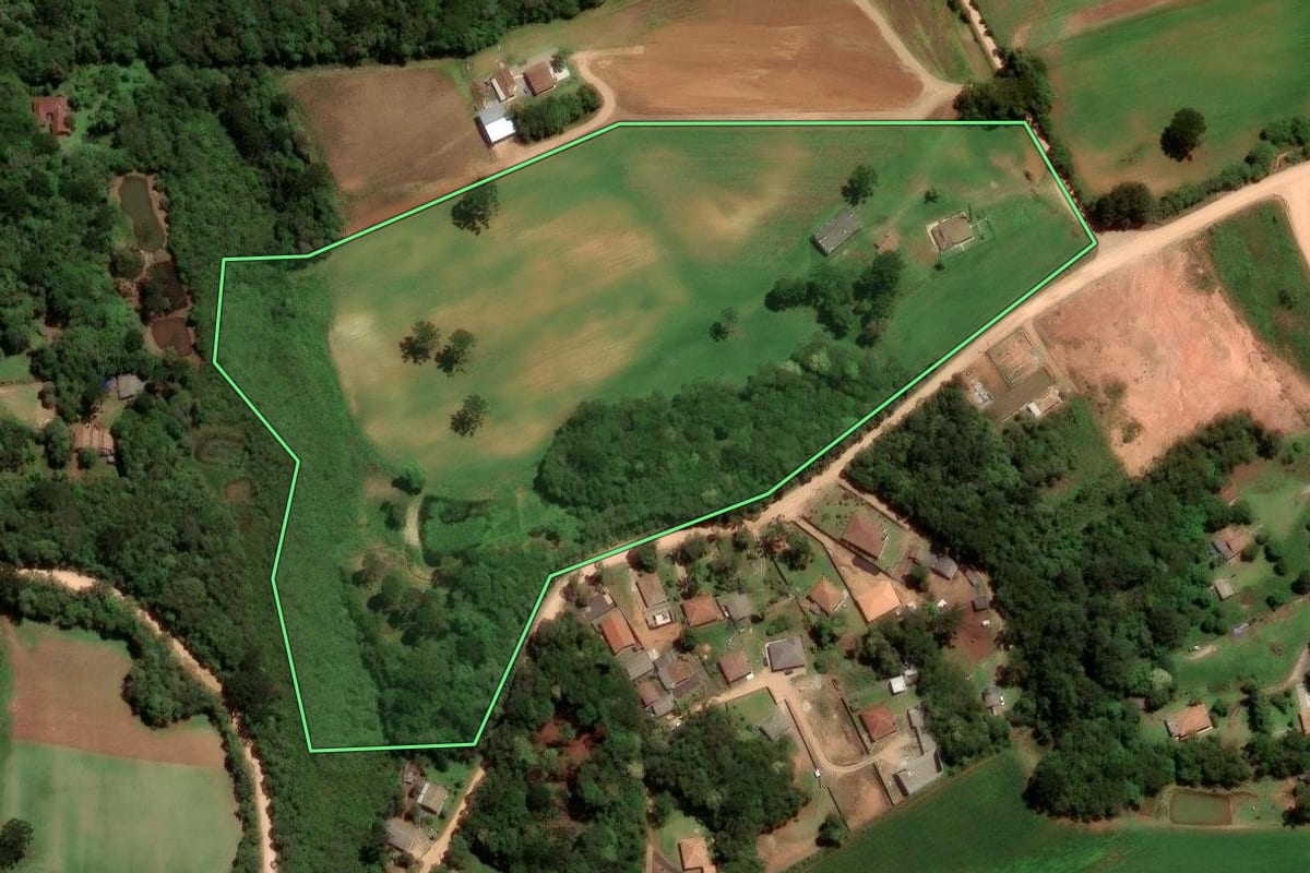 Imagem de satélite do imóvel rural em São José dos Pinhais (PR), com o contorno declarado no CAR desenhado por cima.