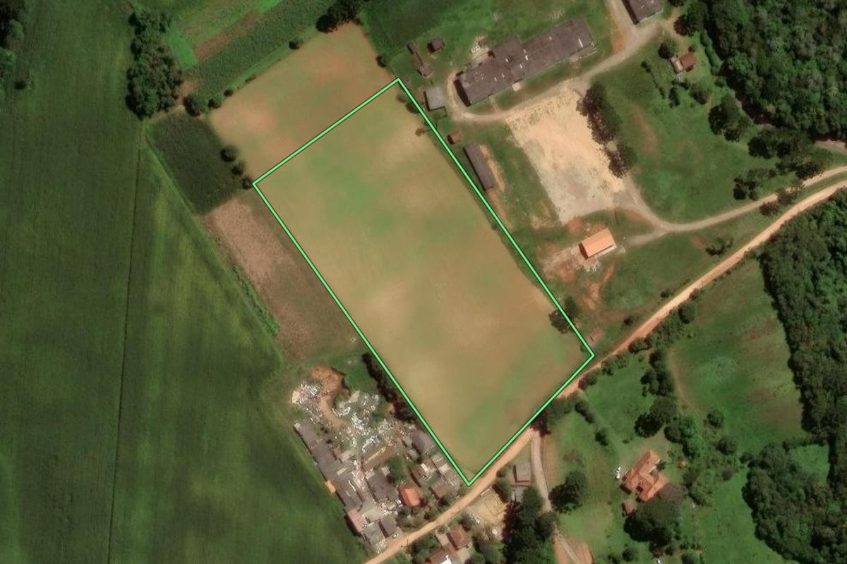 Imagem de satélite do imóvel rural em São José dos Pinhais (PR), com o contorno declarado no CAR desenhado por cima.