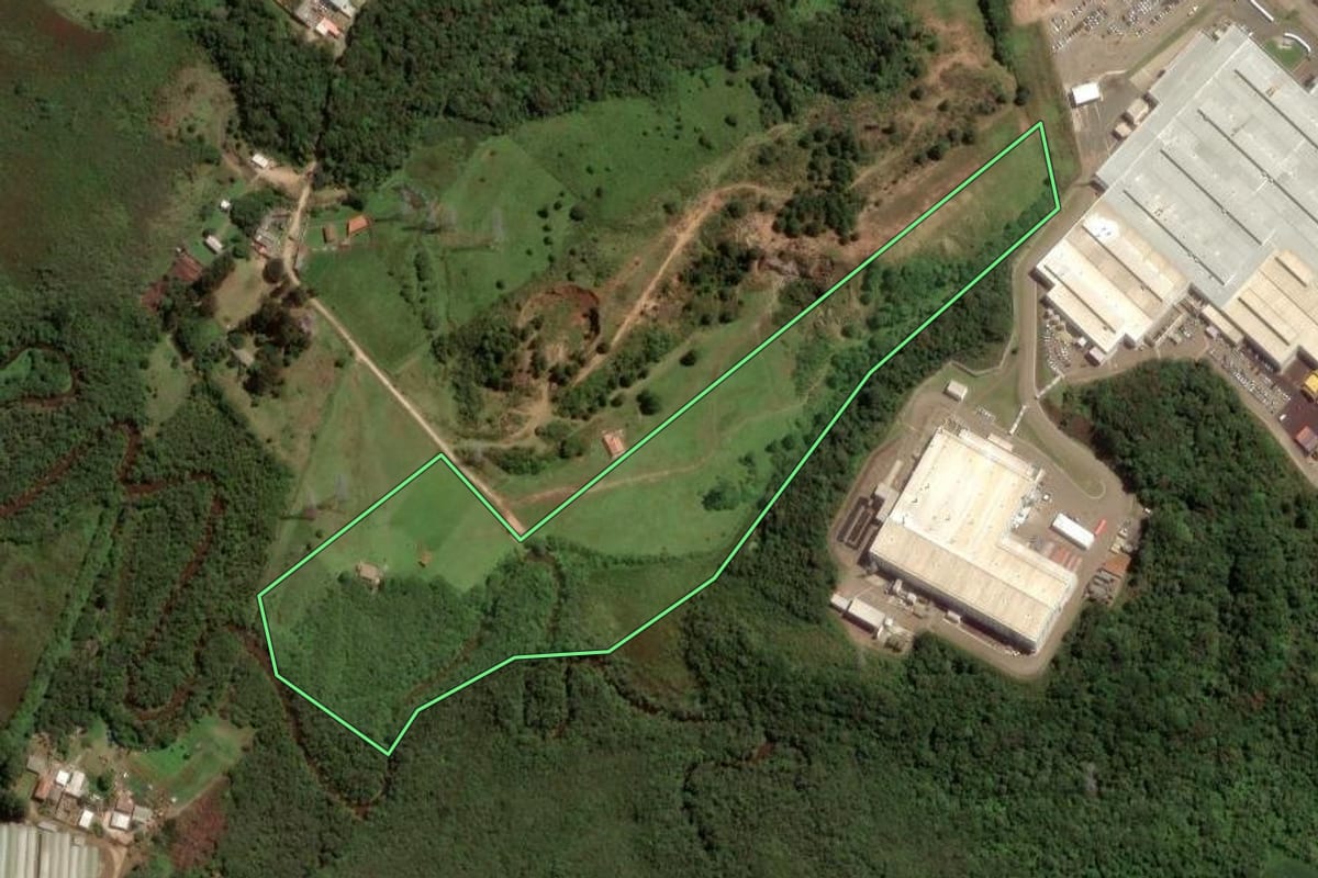 Imagem de satélite do imóvel rural em São José dos Pinhais (PR), com o contorno declarado no CAR desenhado por cima.