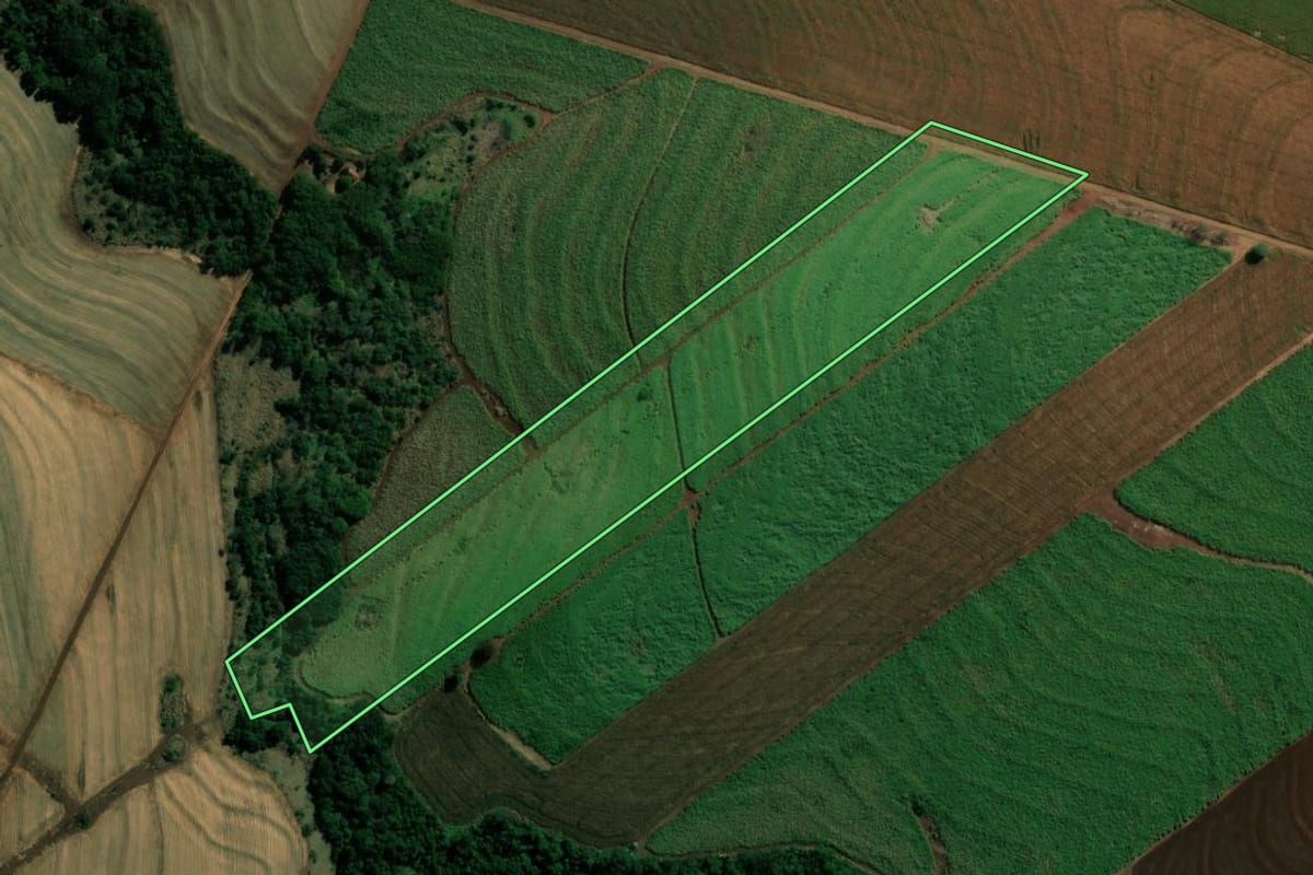 Imagem de satélite do imóvel rural em São Manoel do Paraná (PR), com o contorno declarado no CAR desenhado por cima.