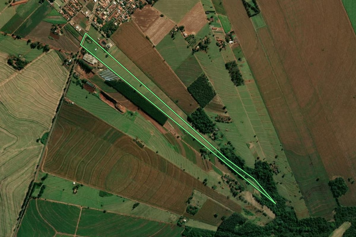 Imagem de satélite do imóvel rural em São Manoel do Paraná (PR), com o contorno declarado no CAR desenhado por cima.