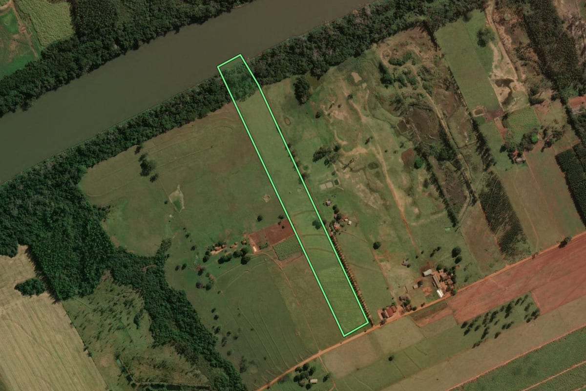 Imagem de satélite do imóvel rural em São Manoel do Paraná (PR), com o contorno declarado no CAR desenhado por cima.