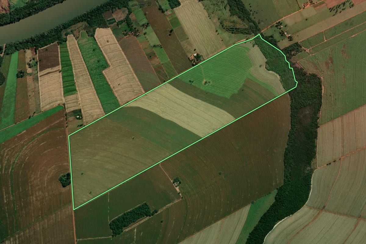 Imagem de satélite do imóvel rural em São Manoel do Paraná (PR), com o contorno declarado no CAR desenhado por cima.