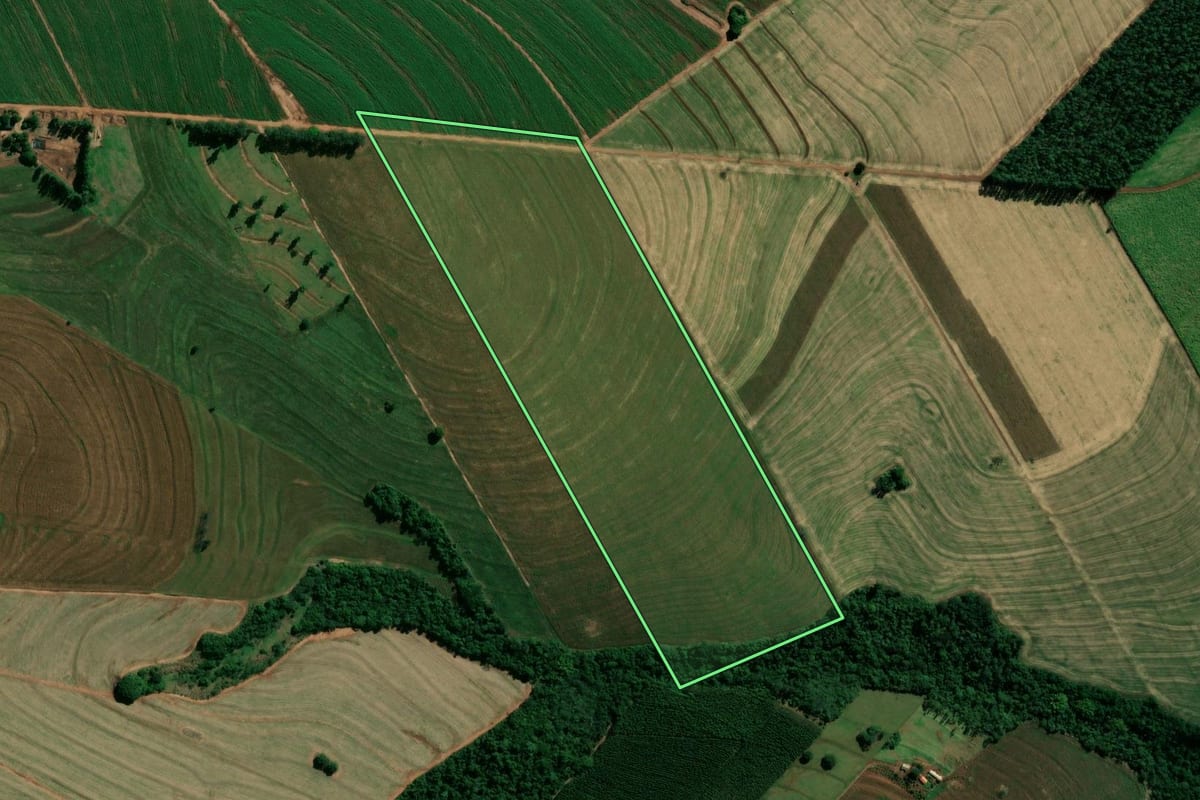 Imagem de satélite do imóvel rural em São Manoel do Paraná (PR), com o contorno declarado no CAR desenhado por cima.