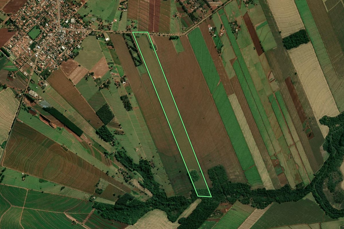 Imagem de satélite do imóvel rural em São Manoel do Paraná (PR), com o contorno declarado no CAR desenhado por cima.