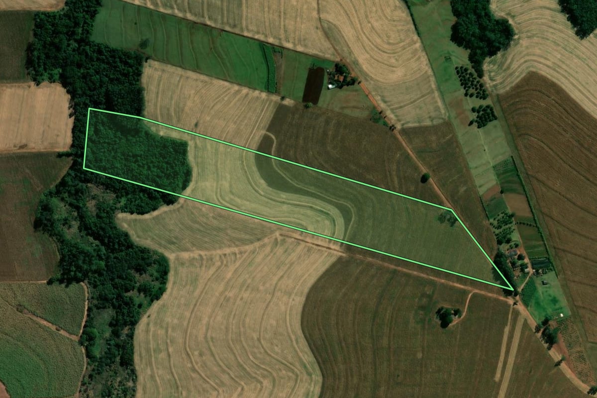 Imagem de satélite do imóvel rural em São Manoel do Paraná (PR), com o contorno declarado no CAR desenhado por cima.