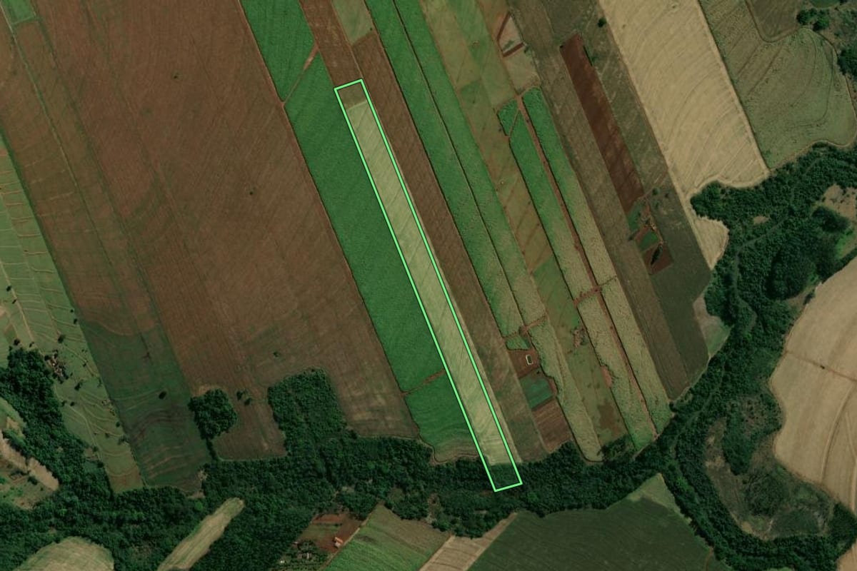 Imagem de satélite do imóvel rural em São Manoel do Paraná (PR), com o contorno declarado no CAR desenhado por cima.