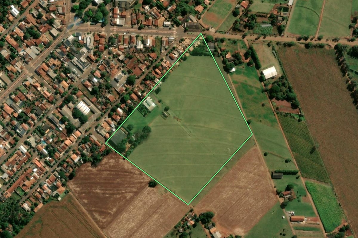 Imagem de satélite do imóvel rural em São Manoel do Paraná (PR), com o contorno declarado no CAR desenhado por cima.