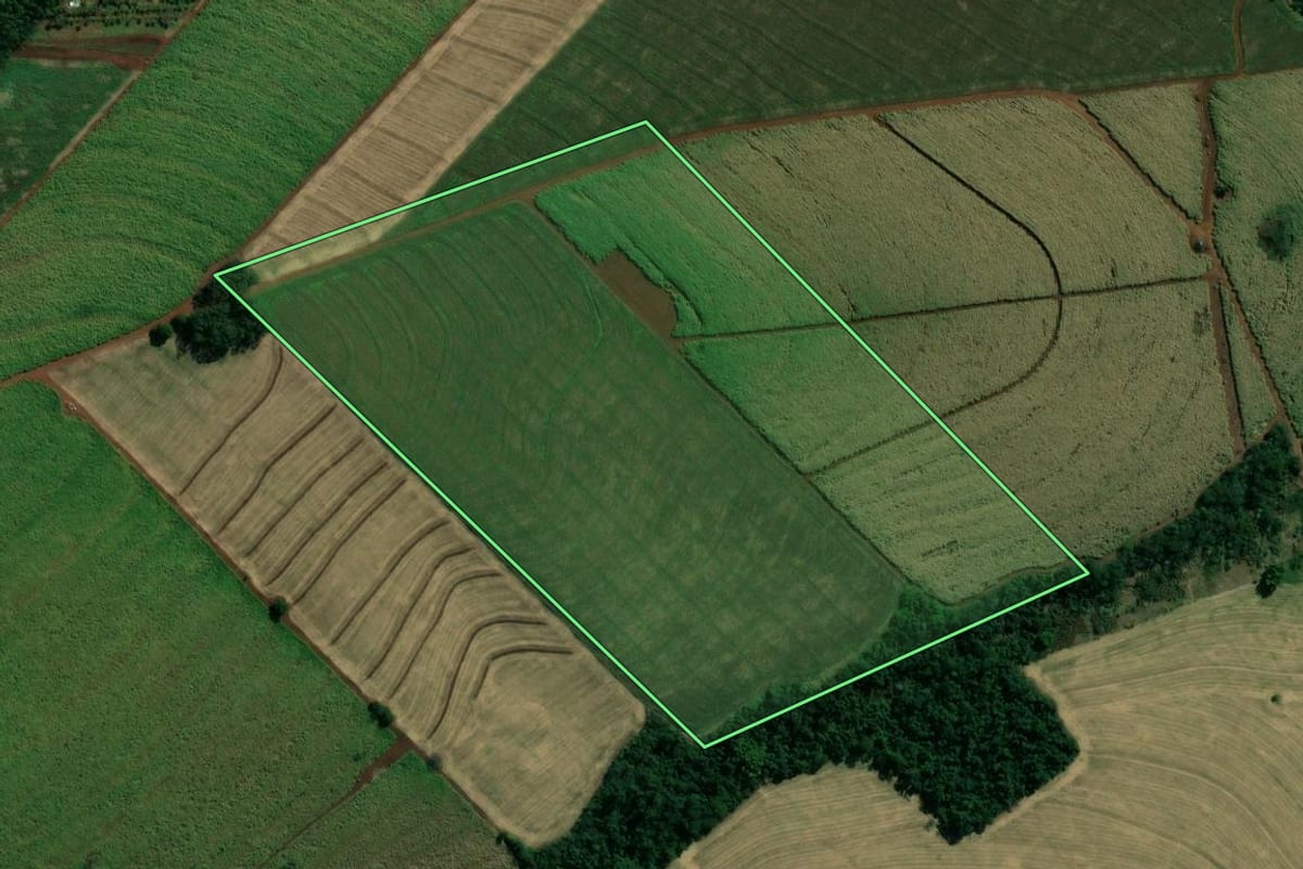 Imagem de satélite do imóvel rural em São Manoel do Paraná (PR), com o contorno declarado no CAR desenhado por cima.