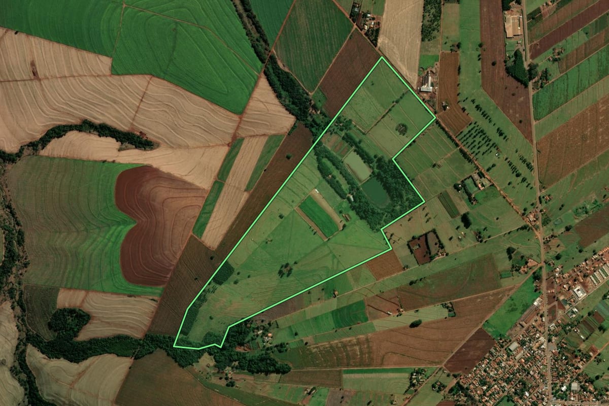 Imagem de satélite do imóvel rural em São Manoel do Paraná (PR), com o contorno declarado no CAR desenhado por cima.