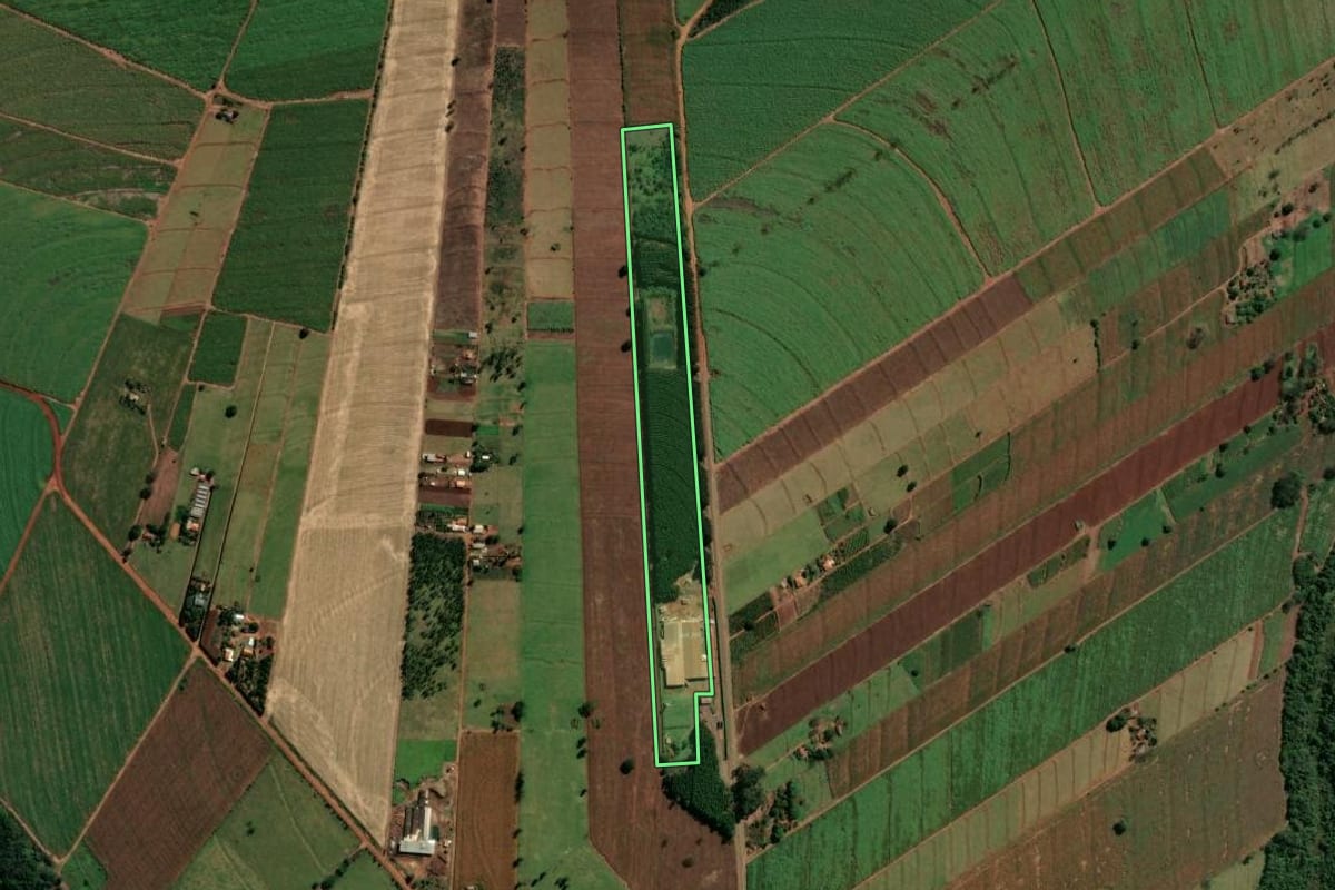 Imagem de satélite do imóvel rural em São Manoel do Paraná (PR), com o contorno declarado no CAR desenhado por cima.