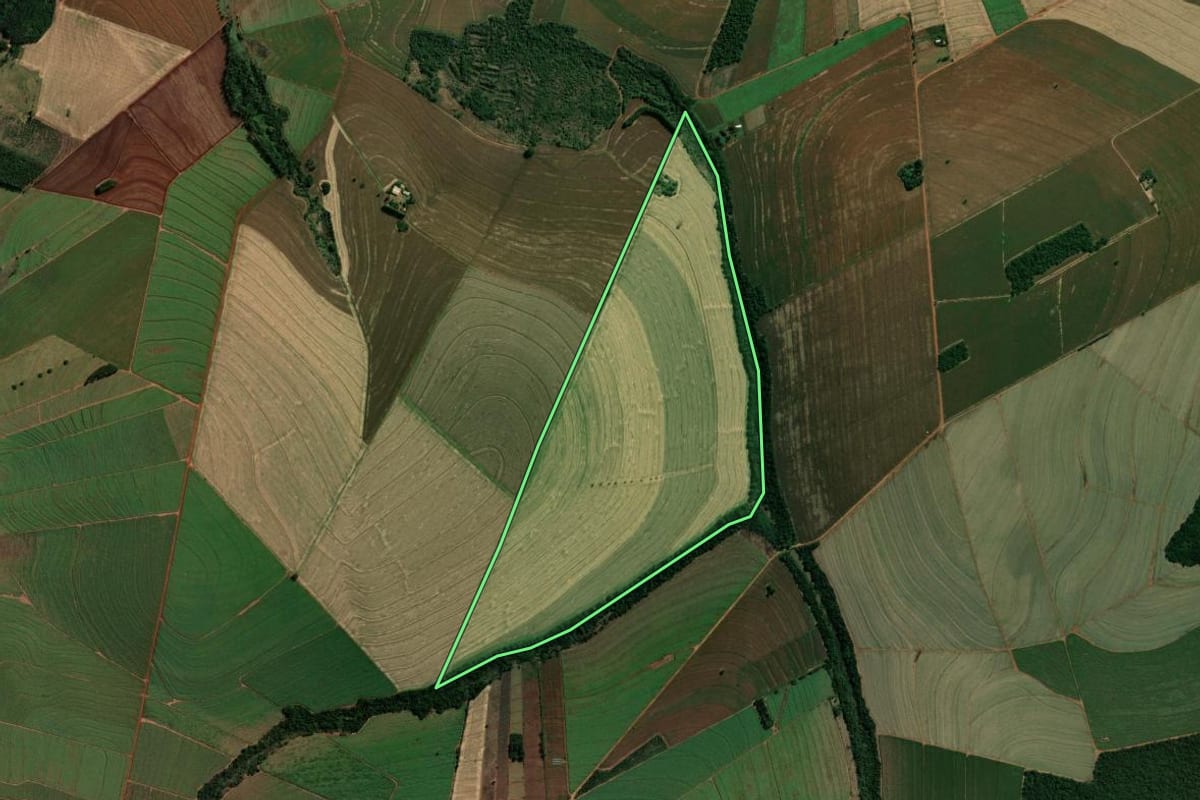 Imagem de satélite do imóvel rural em São Manoel do Paraná (PR), com o contorno declarado no CAR desenhado por cima.