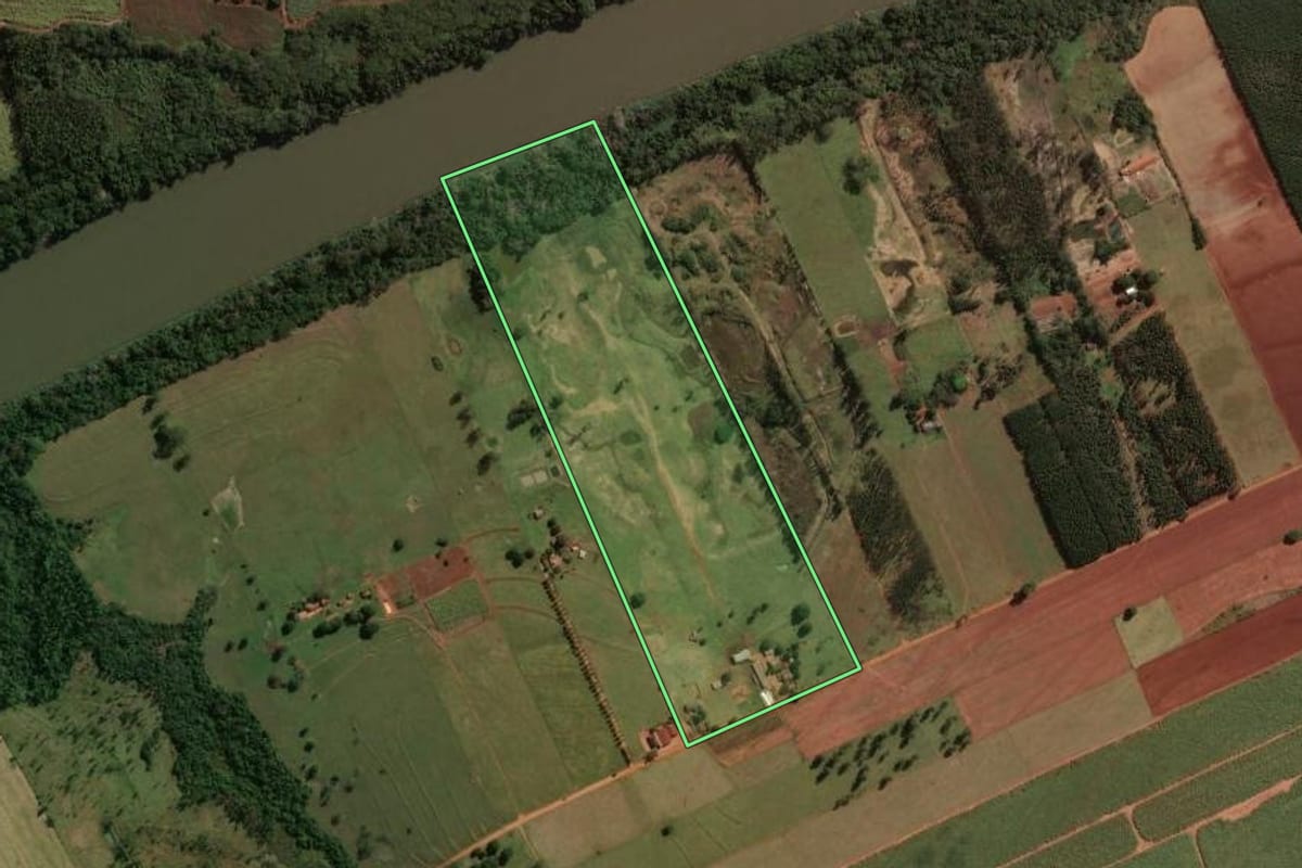 Imagem de satélite do imóvel rural em São Manoel do Paraná (PR), com o contorno declarado no CAR desenhado por cima.