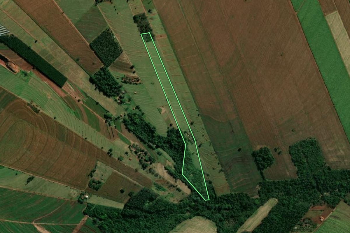 Imagem de satélite do imóvel rural em São Manoel do Paraná (PR), com o contorno declarado no CAR desenhado por cima.