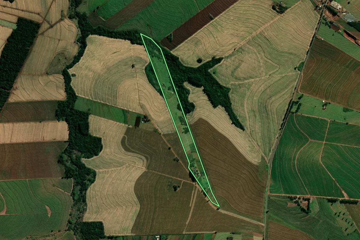 Imagem de satélite do imóvel rural em São Manoel do Paraná (PR), com o contorno declarado no CAR desenhado por cima.